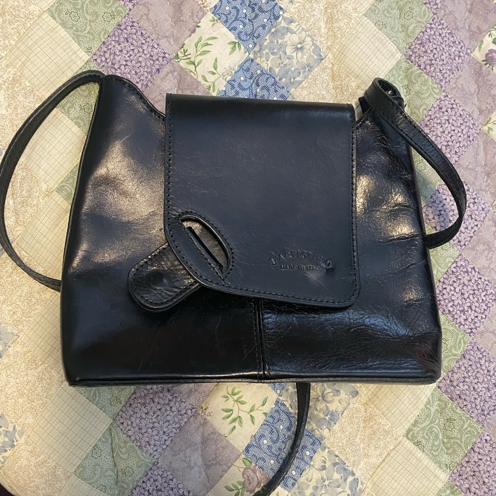 L’Artigiano Elegant Black Leather Crossbody Bag with Flap Closure